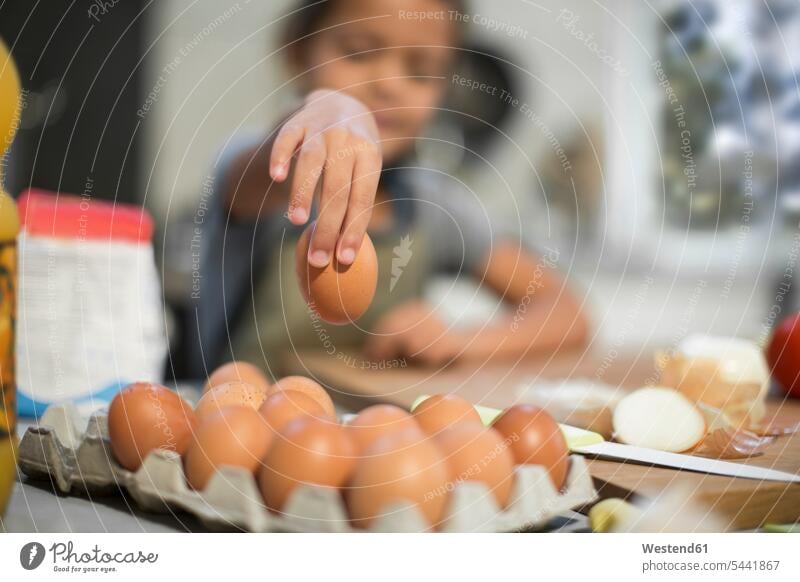 Mädchen in der Küche nimmt Ei Eier weiblich Küchen Essen Food Food and Drink Lebensmittel Essen und Trinken Nahrungsmittel Kind Kinder Kids Mensch Menschen