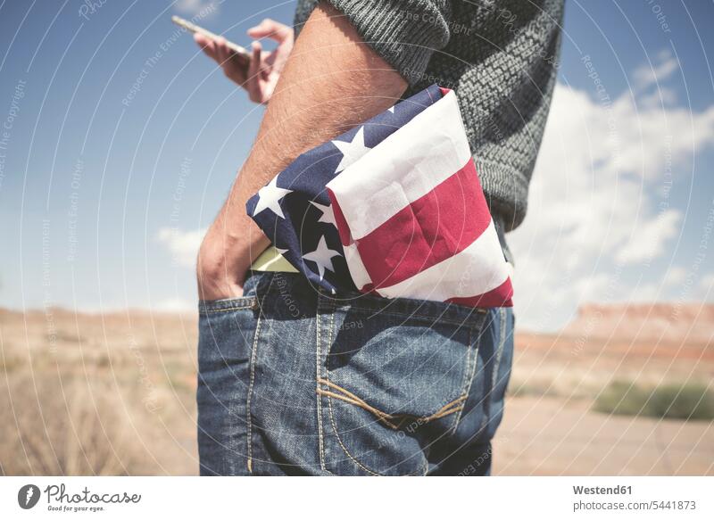 USA, Utah, Mann mit amerikanischer Flagge in der Tasche, Teilansicht amerikanische Flagge Stars And Stripes Männer männlich Erwachsener erwachsen Mensch