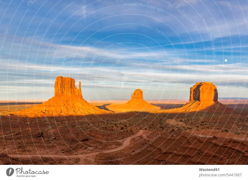USA, Colorado Plateau, Utah, Arizona, Navajo Nation Reservation, Monument Valley, West Mitten Butte, East Mitten Butte und Merrick Butte im Sonnenlicht