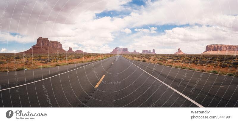 USA, Utah, Straße zum Monument Valley leer leere Abgeschiedenheit Einsamkeit abgeschieden Fluchtpunkt Entfernung Weite Der Weg nach vorne reisen Travel