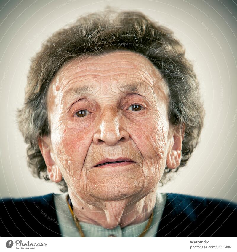 Porträt einer älteren Dame ungestellt natürlich traurig ernst Ernst Ernsthaftigkeit ernsthaft Portrait Porträts Portraits alt alte altes alter Seniorin