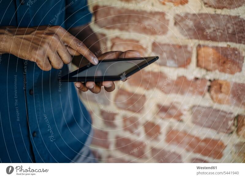 Nahaufnahme eines Geschäftsmannes mit Tablette Mann Männer männlich Tablet Computer Tablet-PC Tablet PC iPad Tablet-Computer halten Erwachsener erwachsen Mensch