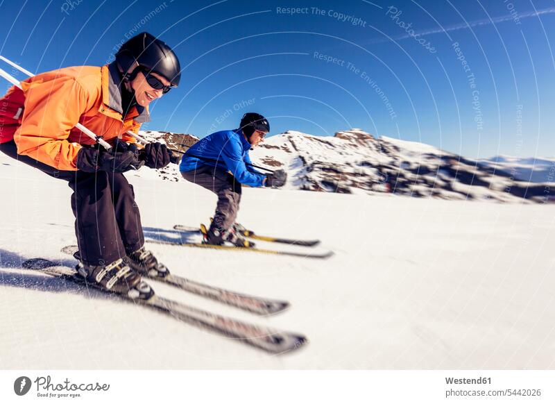 Österreich, Damuels, Frau beim Skifahren in der Winterlandschaft skifahren schi fahren schifahren ski fahren Senioren alte ältere Paar Pärchen Paare