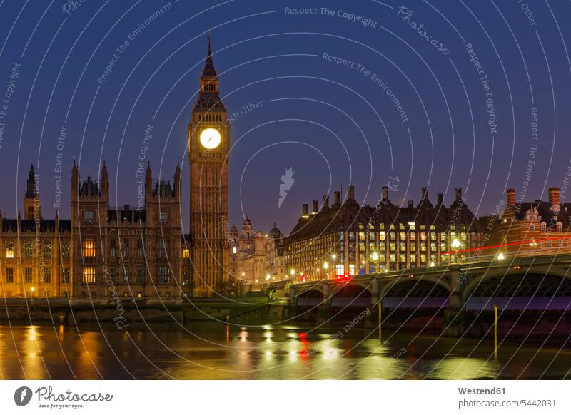 Großbritannien, London, Themse, Big Ben, Houses of Parliament und Westminster Bridge bei Nacht beleuchtet Beleuchtung Außenaufnahme draußen im Freien