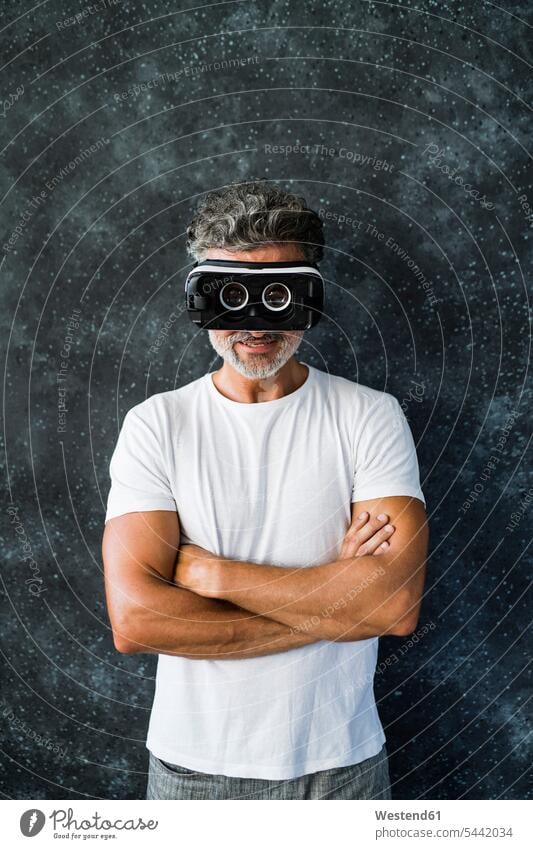 Reifer Mann, der durch eine VR-Brille rückwärts blickt Portrait Porträts Portraits reifer Mann reife Männer hindurchsehen verkehrt herum Virtual Reality Brille