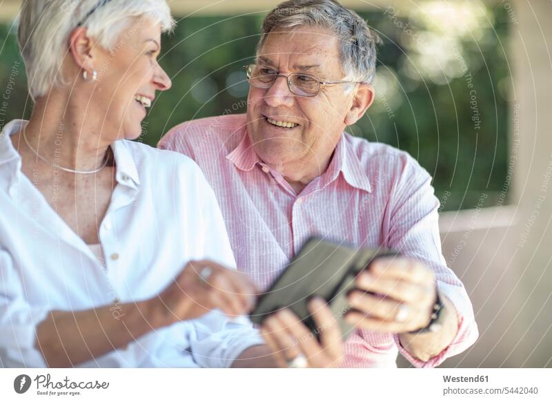 Glückliches älteres Paar, das sich anschaut glücklich glücklich sein glücklichsein Senior ältere Männer älterer Mann Senioren Pärchen Paare Partnerschaft