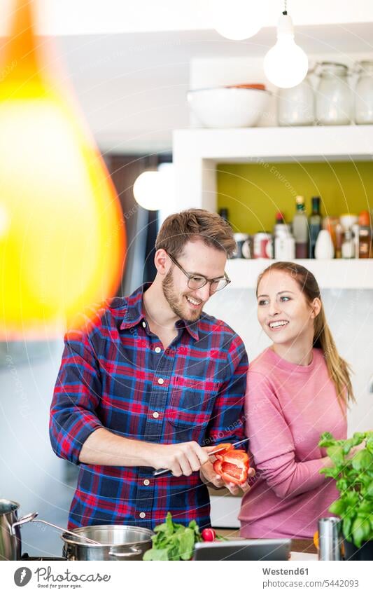 Glückliches junges Paar bereitet gesundes Essen in der Küche zu kochen glücklich glücklich sein glücklichsein zubereiten Essen zubereiten Mahlzeit Mahlzeiten