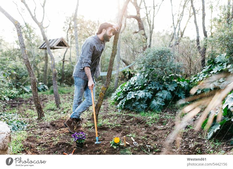 Mann im Garten macht eine Pause von der Gartenarbeit arbeiten Arbeit Männer männlich Gärtner Gärten Gaerten Erwachsener erwachsen Mensch Menschen Leute People
