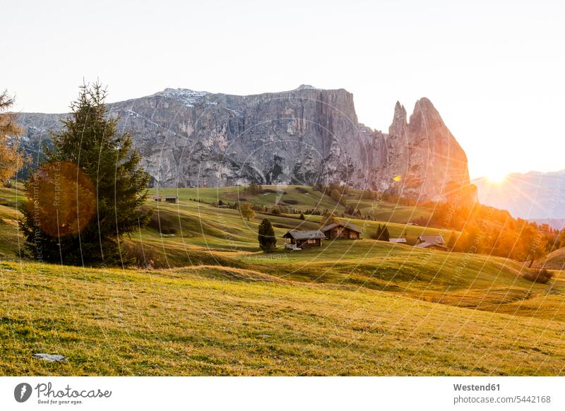 Italien, Südtirol, Seiser Alm, Schlern Aussicht Ausblick Ansicht Überblick Natur Linsenreflexion Blendenflecken Reflexlicht Lens Flare Sonnenuntergang