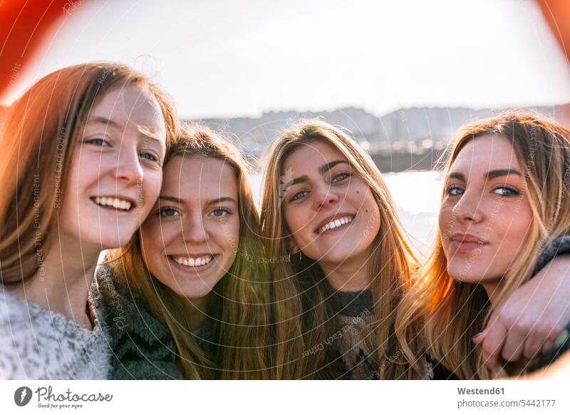Porträt von vier glücklichen Freunden, die ein Selfie machen Freundinnen Selfies fotografieren Freundschaft Kameradschaft Gruppenbild Gruppenaufnahme