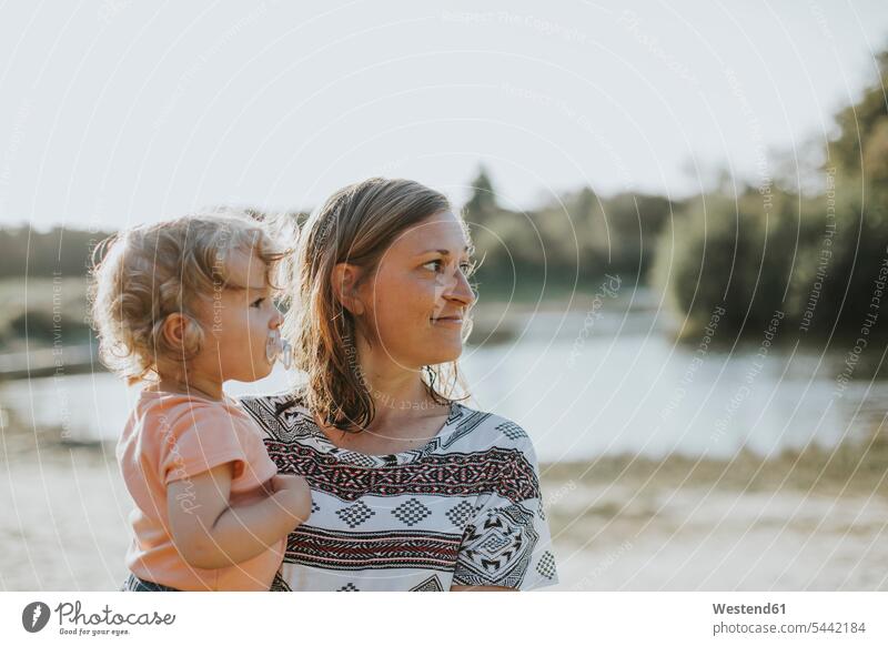 Niederlande, Schiermonnikoog, Mutter und kleine Tochter beobachten etwas in der Nähe des Sees Mami Mutti Mütter Mama Töchter Eltern Familie Familien Mensch