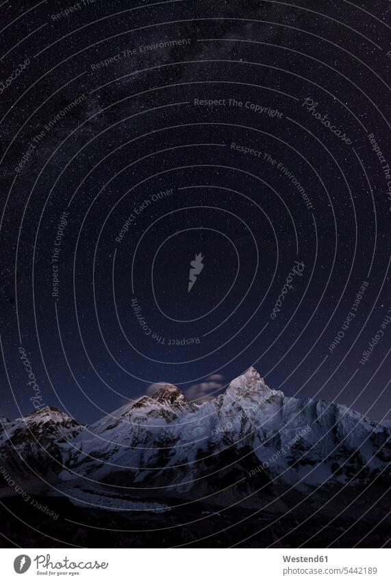 Nepal, Himalaya, Khumbu, Everest-Region, Sterne über Everest und Nuptse Himmel Stimmungsvoller Himmel Nachtaufnahme bei Nacht Nachtaufnahmen nachts imposant