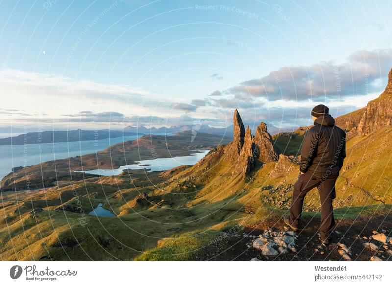 Großbritannien, Schottland, Innere Hebriden, Isle of Skye, Trotternish, Tourist auf dem Gipfel bei The Storr Morgenstimmung Ankunft ankommen Loch