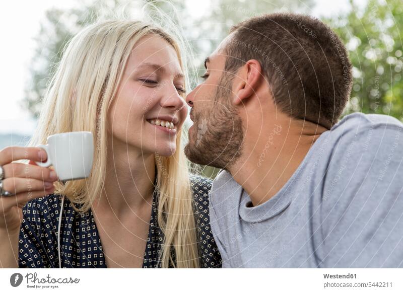 Verliebtes Paar küsst sich morgens Pärchen Paare Partnerschaft Mensch Menschen Leute People Personen Espresso Expresso ansehen glücklich Glück glücklich sein
