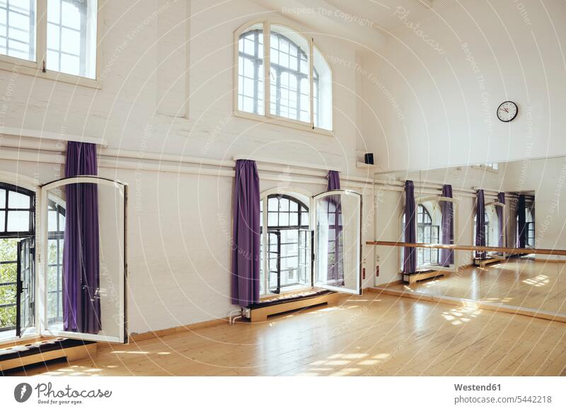 Leeres Tanzstudio Spiegel leer leere Tanzstudios Fenster Spiegelung Spiegelungen gespiegelt spiegeln Wanduhr Wanduhren Trainingsraum Übungsraum