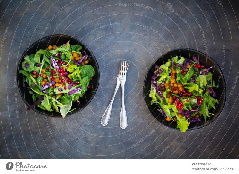 Schale mit gemischtem Blattsalat mit Granatapfelkernen, Rotkohl und gerösteten Kurkuma-Kichererbsen Food and Drink Lebensmittel Essen und Trinken Nahrungsmittel