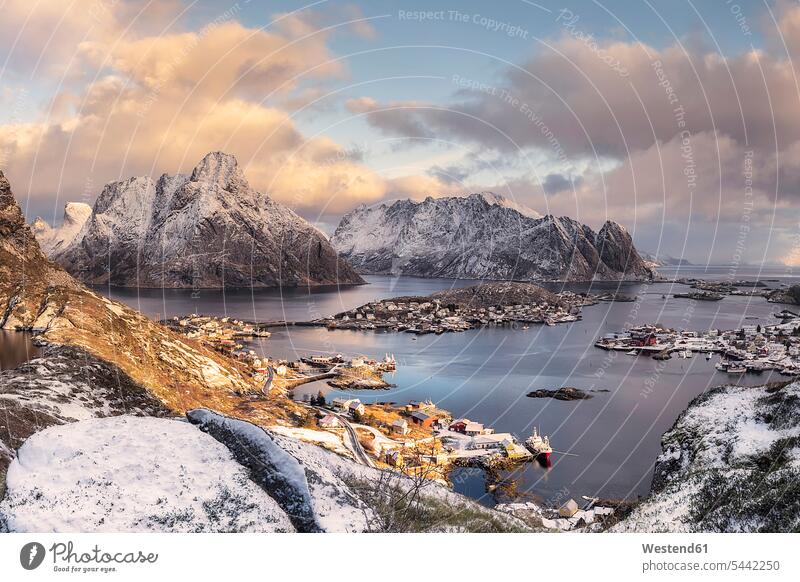 Norwegen, Lofoten, Reine Stimmung stimmungsvoll Königreich Norwegen Morgenstimmung Ortsansicht Ortschaft Natur Meer Meere Berg Berge Abgeschiedenheit Einsamkeit