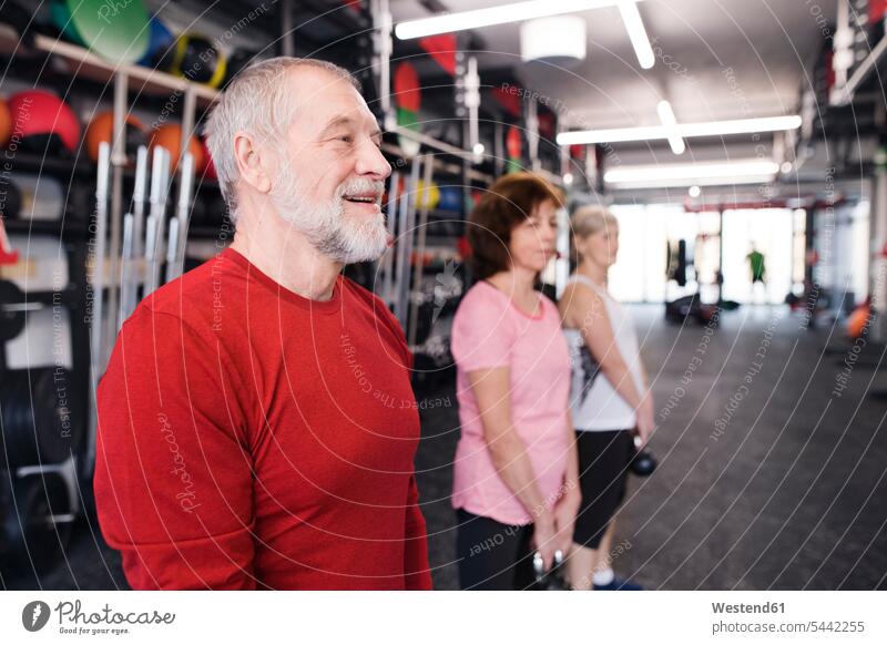 Gruppe fitter Senioren im Fitnessstudio beim Training mit Kettlebells Fitnessclubs Fitnessstudios Turnhalle trainieren Gewicht Gewichte heben alte ältere
