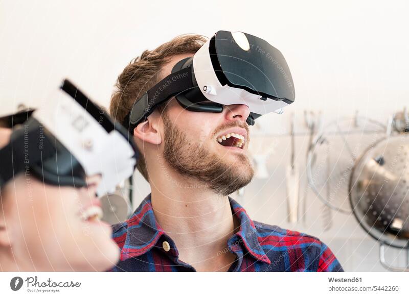 Glückliches junges Paar mit VR-Brille Brillen glücklich glücklich sein glücklichsein Virtuelle Realität Virtuelle Realitaet Pärchen Paare Partnerschaft Mensch