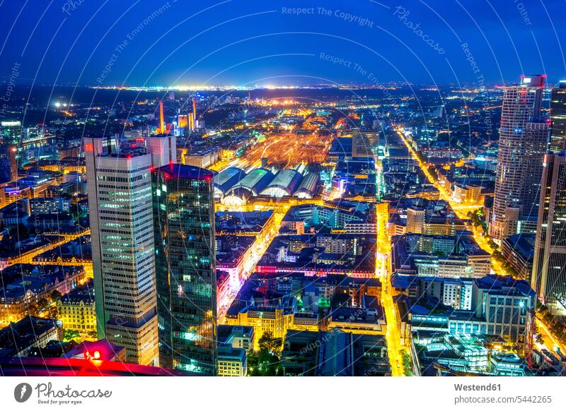 Deutschland, Hessen, Frankfurt, Blick vom Maintower, Stadtansicht, blaue Stunde Frankfurt am Main Beleuchtung beleuchtet Gebäude Bankgebäude Bankgebaeude Banken