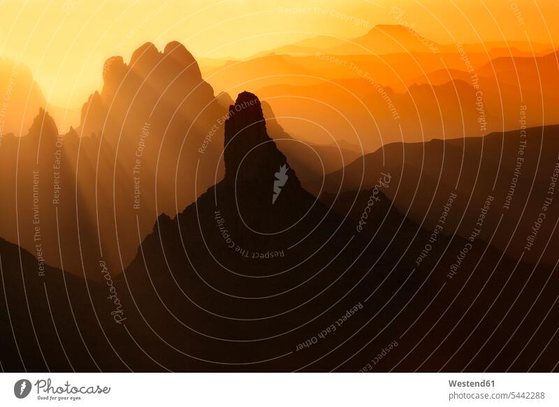 Algerien, Wilaya Tamanrasset, Hoggar-Gebirge mit Vulkangestein bei Sonnenaufgang Hoggargebirge ländliches Motiv nicht städtisch auf dem Land auf dem Lande