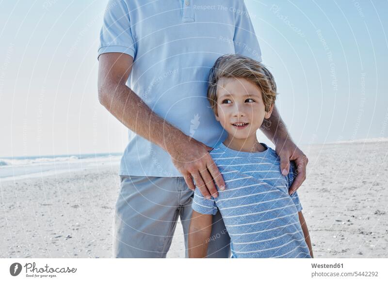 Junge mit seinem Vater am Strand Sohn Söhne lächeln Papas Väter Vati Vatis Papis Beach Straende Strände Beaches Kind Kinder Familie Familien Mensch Menschen