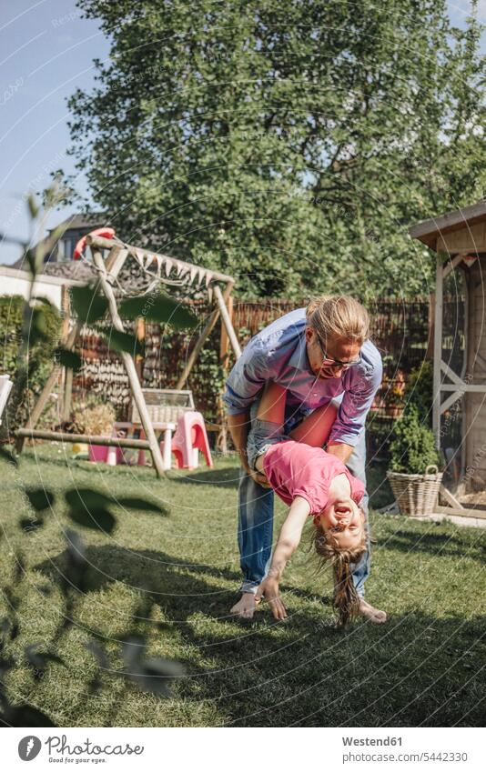 Vater spielt mit Tochter im Garten Töchter glücklich Glück glücklich sein glücklichsein Papas Väter Vati Vatis Papis spielen Gärten Gaerten Kind Kinder Familie