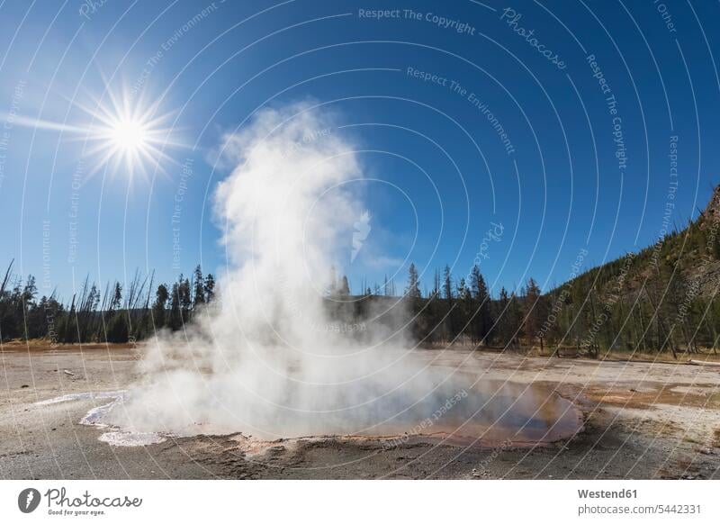 USA, Yellowstone-Nationalpark, Schwarzes Sandbecken, dampfender Smaragd-Pool Textfreiraum Tag am Tag Tageslichtaufnahme tagsueber Tagesaufnahmen