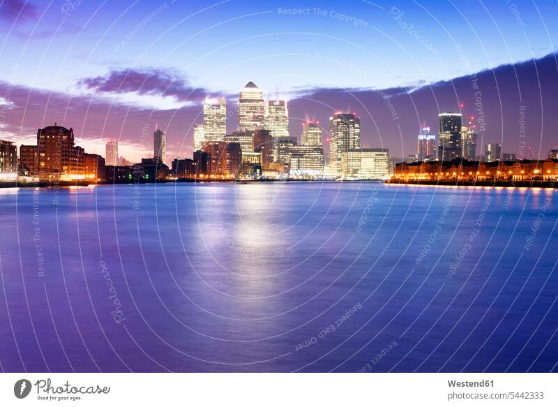 Großbritannien, London, Skyline mit Canary Wharf-Hochhäusern im Morgengrauen beleuchtet Beleuchtung Morgenlicht morgendliches Licht Aussicht Ausblick Ansicht