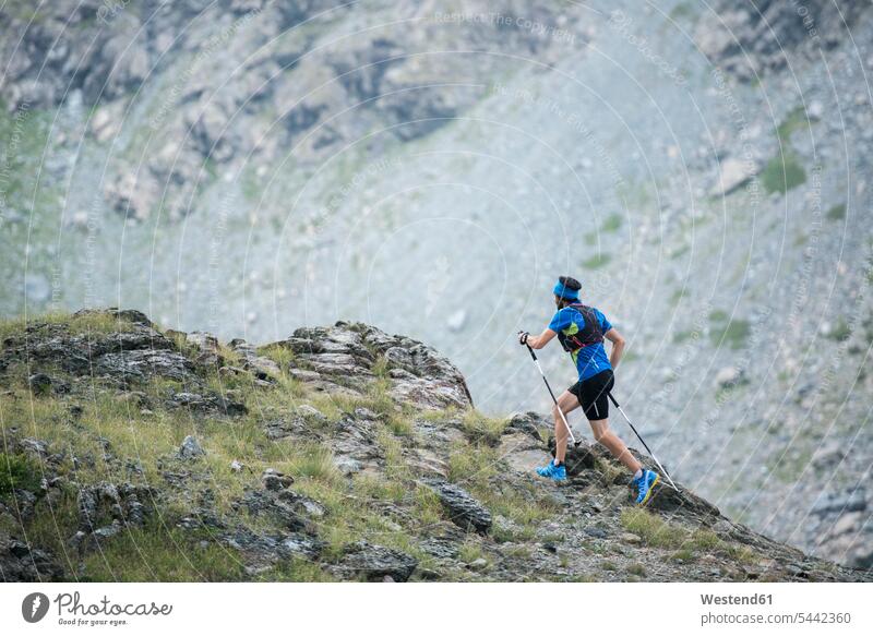 Italien, Alagna, Trailrunner in der Nähe des Monte-Rosa-Massivs unterwegs Berg Berge Sportler Mann Männer männlich laufen rennen Landschaft Landschaften