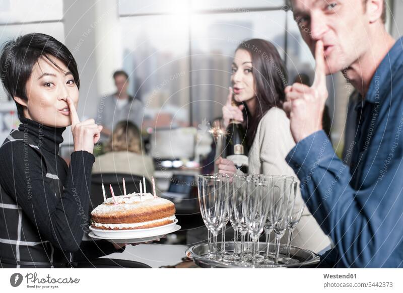 Mitarbeiterin überrascht Mitarbeiterin mit Geburtstagskuchen und Kerzen Geburtstagsfeiern Geburtstage Kollegen Arbeitskollegen Büro Office Büros Feste Festtag