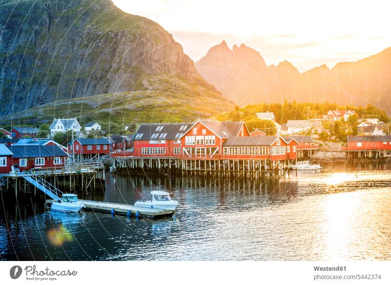 Norwegen, Lofoten-Inseln, Moskenesoy, Freilichtmuseum Küste Küstenlandschaft Sonnenschein sonnig Außenaufnahme draußen im Freien Pfahlbau Wasser Skandinavien