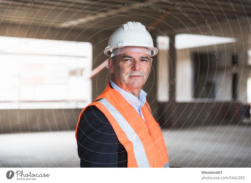 Porträt eines Mannes mit Sicherheitsweste in einem im Bau befindlichen Gebäude Männer männlich Architekt Architekten Baustelle Baustellen Erwachsener erwachsen