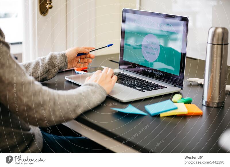 Geschäftsfrau, die im Büro arbeitet und einen Laptop benutzt Beruf Berufstätigkeit Berufe Beschäftigung Jobs Designerin Designerinnen Business Geschäftsleben