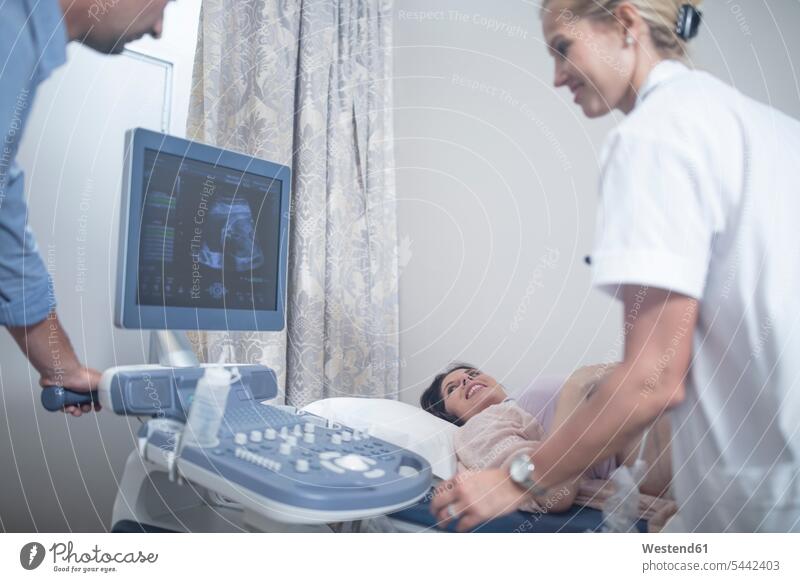 Arzt im Krankenhaus macht Sonogramm mit schwangerer Frau Ultraschalluntersuchung Sonographie Echographie Ultraschalluntersuchungen Ärztin Aerztin Ärztinnen