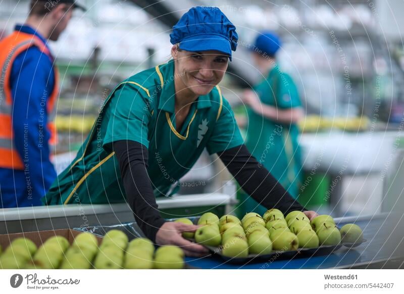 Porträt einer lächelnden Frau, die in einer Apfelfabrik arbeitet Äpfel Aepfel Fabrik Fabrikgebäude Fabrikgebaeude Fabriken arbeiten Arbeit weiblich Frauen