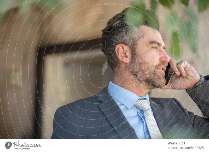 Geschäftsmann im Gespräch am Handy telefonieren anrufen Anruf telephonieren Businessmann Businessmänner Geschäftsmänner Mobiltelefon Handies Handys
