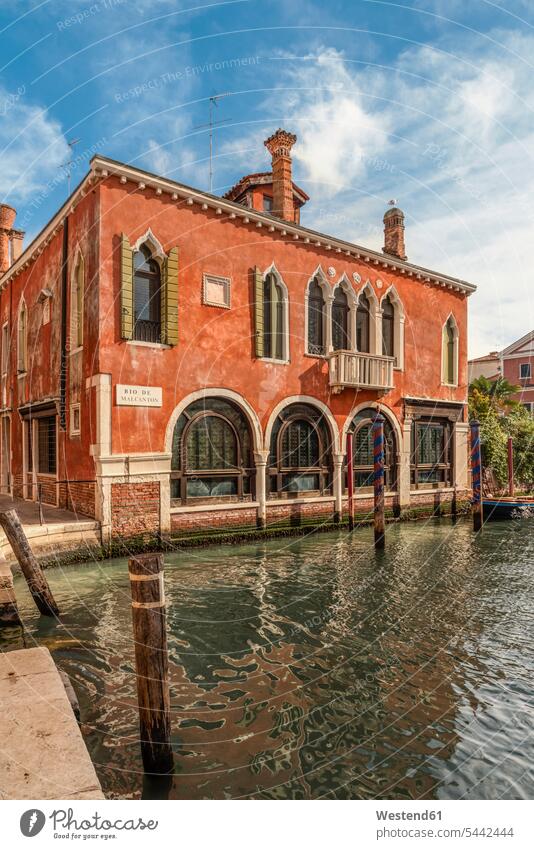 Italien, Venedig, Gebäudeaußenseite am Kanal Wolke Wolken Architektur Baukunst Holzpfahl Holzpfaehle Holzpfähle Sonnenlicht Wasser UNESCO-Weltkulturerbe