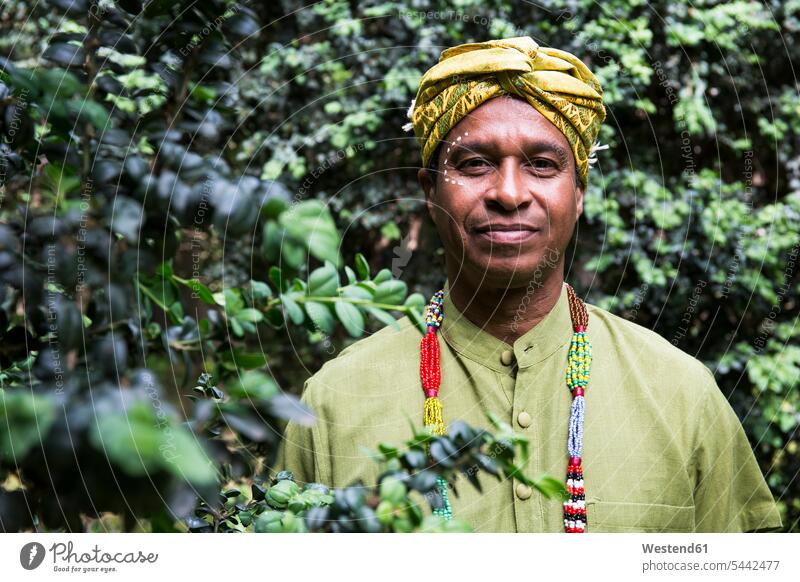 Porträt eines lächelnden Mannes in traditioneller brasilianischer Kleidung Portrait Porträts Portraits Männer männlich Erwachsener erwachsen Mensch Menschen