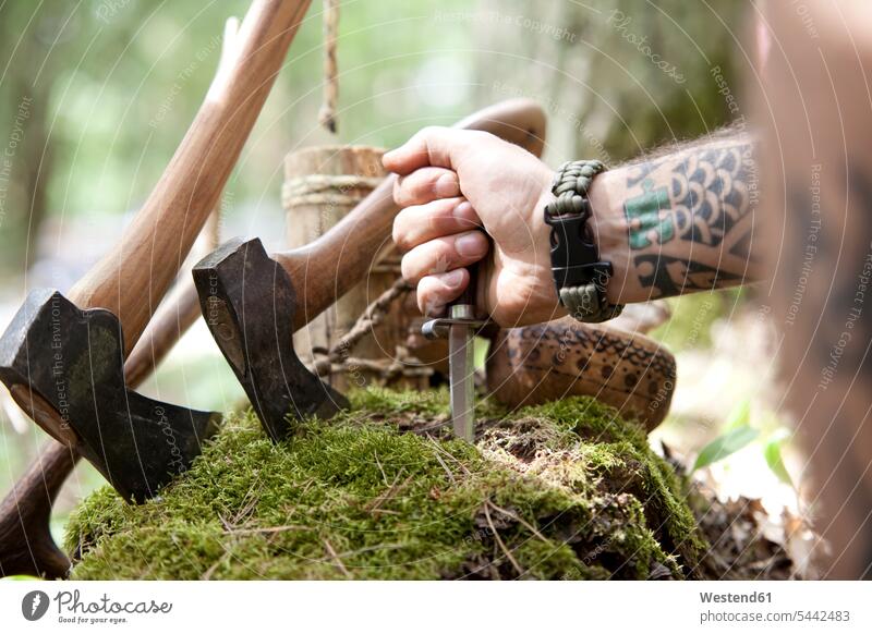 Äxte, Baumstumpf und Handmesser im Wald Mann Männer männlich Axt Beil Forst Wälder Tattoo Tätowierungen Tatoos Taetowierung Tattoos Taetowierungen Messer