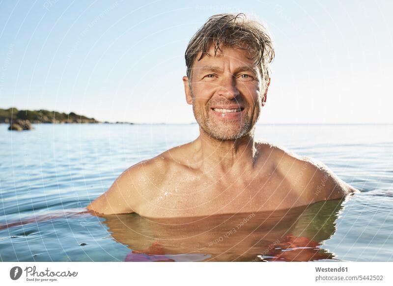 Porträt eines lächelnden Mannes beim Baden im Meer Meere Männer männlich Gewässer Wasser Erwachsener erwachsen Mensch Menschen Leute People Personen Badeurlaub
