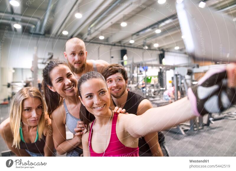 Junge Sportler haben Spaß im Fitnessstudio und machen Selfies Training trainieren fotografieren fit Fitnessclubs Fitnessstudios Turnhalle Team Freundschaft