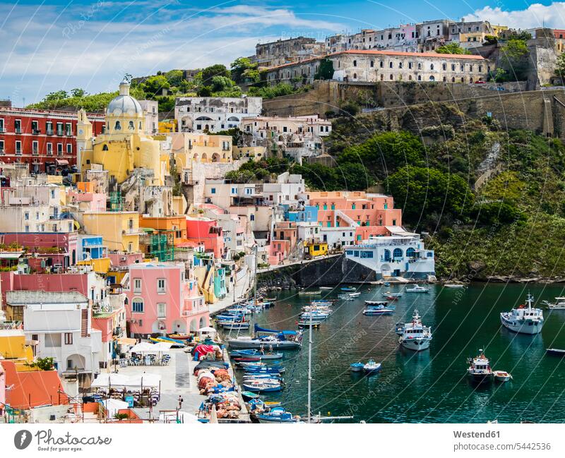 Italien, Kampanien, Golf von Neapel, Phlegräische Inseln, Insel Procida, Hafen, Marina di Corricella, ehemaliges Gefängnis auf dem Berg Berge Meer Meere Reise