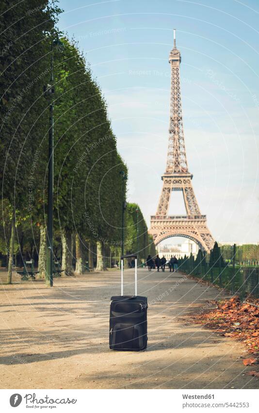 Frankreich, Paris, Champ de Mars, Blick auf den Eiffelturm mit Einkaufswagen im Vordergrund Textfreiraum bedrohlich unheilverkündend unheilschwanger Tag am Tag