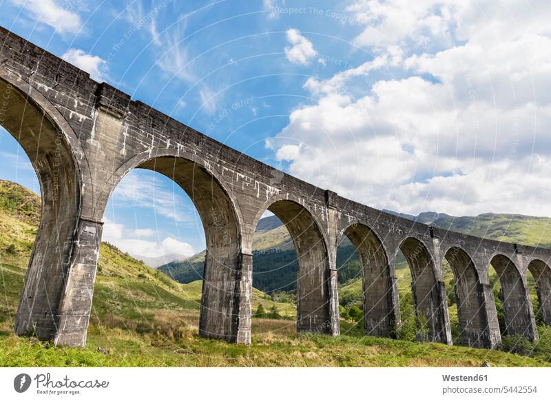 Großbritannien, Schottland, Schottische Highlands, Glenfinnan, Glenfinnan-Viadukt Wolke Wolken Tag am Tag Tageslichtaufnahme tagsueber Tagesaufnahmen