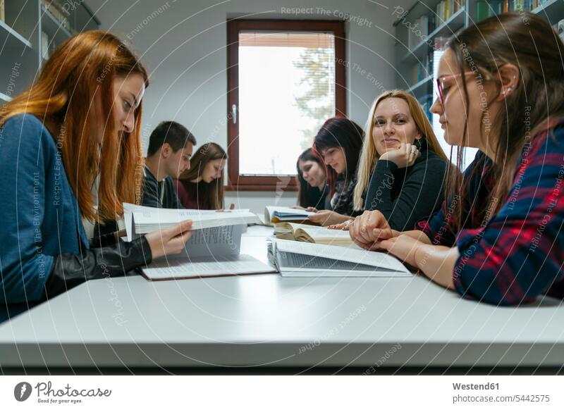 Gruppe von Studenten, die gemeinsam in einer Bibliothek lernen Studentin Studentinnen Hochschülerin Hochschülerinnen Hochschuelerinnen Buch Bücher Studierender