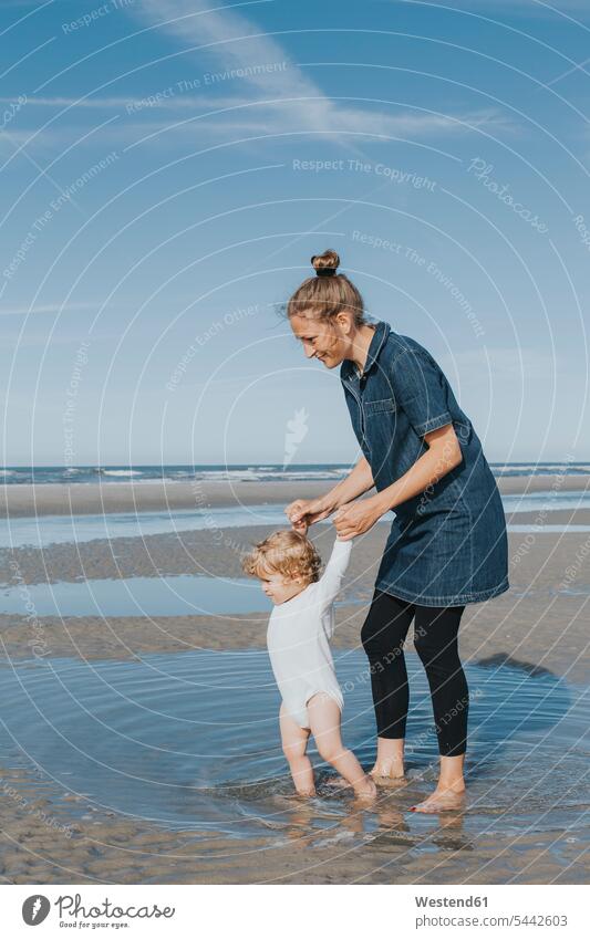 Niederlande, Schiermonnikoog, Mutter mit kleiner Tochter am Strand Beach Straende Strände Beaches Töchter halten Mami Mutti Mütter Mama Kind Kinder Familie