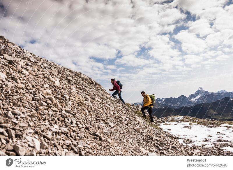 Deutschland, Bayern, Oberstdorf, zwei Wanderer gehen auf steinigen Berg wandern Wanderung gehend geht Paar Pärchen Paare Partnerschaft Gebirge Berglandschaft