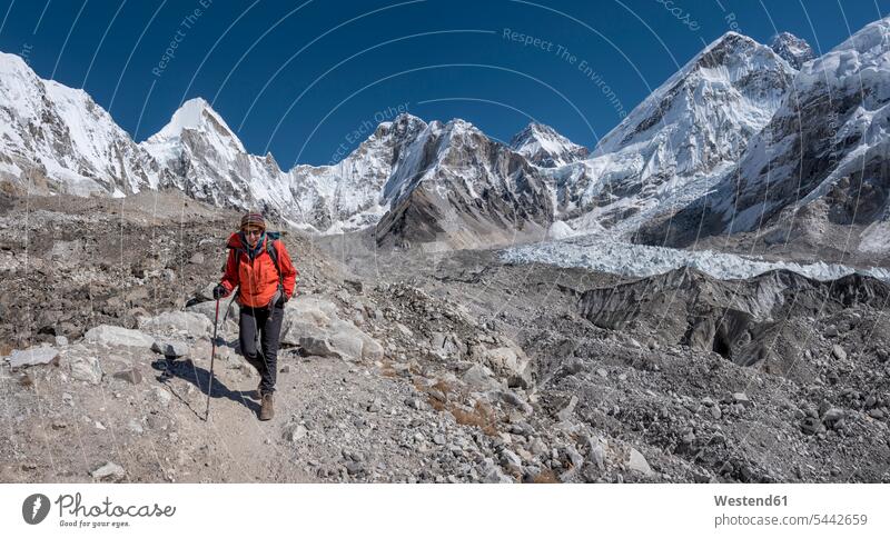 Nepal, Himalaya, Khumbu, Everest-Region, Frau im Everest-Basislager Aussicht Ausblick Ansicht Überblick Gipfel Berggipfel Trekking Trecking Blauer Himmel
