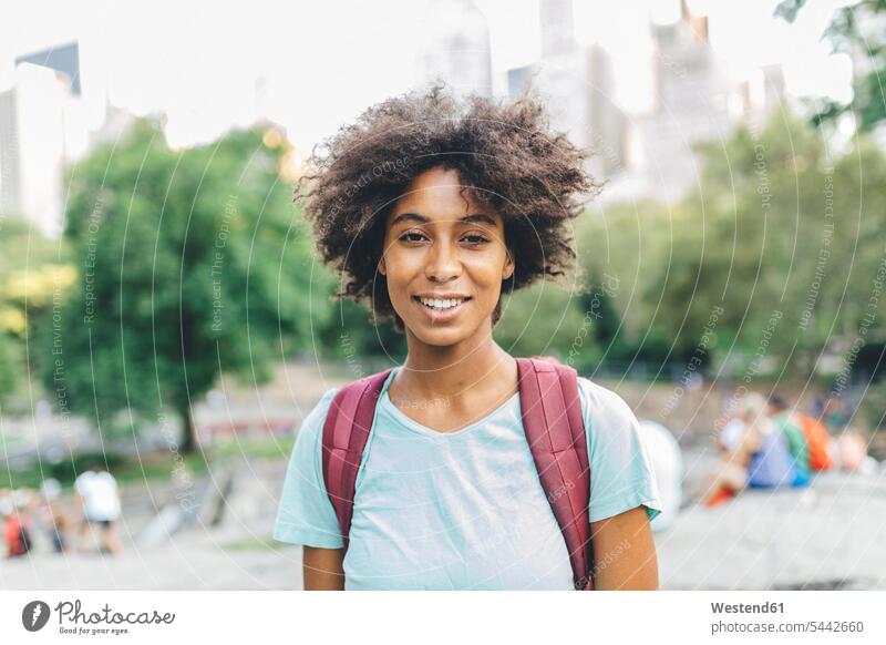 USA, Manhattan, Porträt einer lächelnden jungen Frau im Central Park Portrait Porträts Portraits weiblich Frauen Erwachsener erwachsen Mensch Menschen Leute